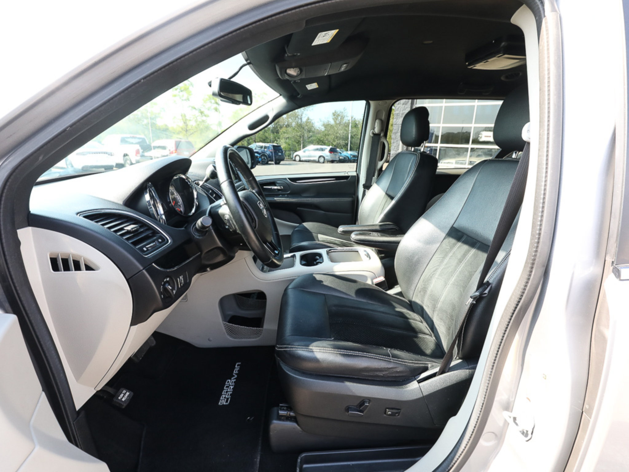 Used 2017 Dodge Grand Caravan SXT FWD image 12