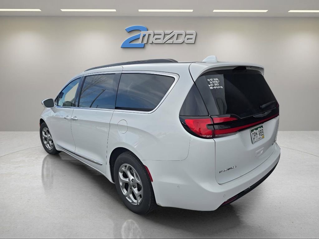 Used 2022 Chrysler Pacifica Limited image 3