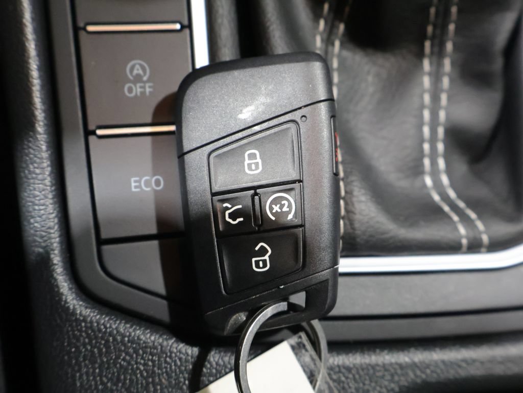Used 2025 Volkswagen Jetta SE FWD image 27