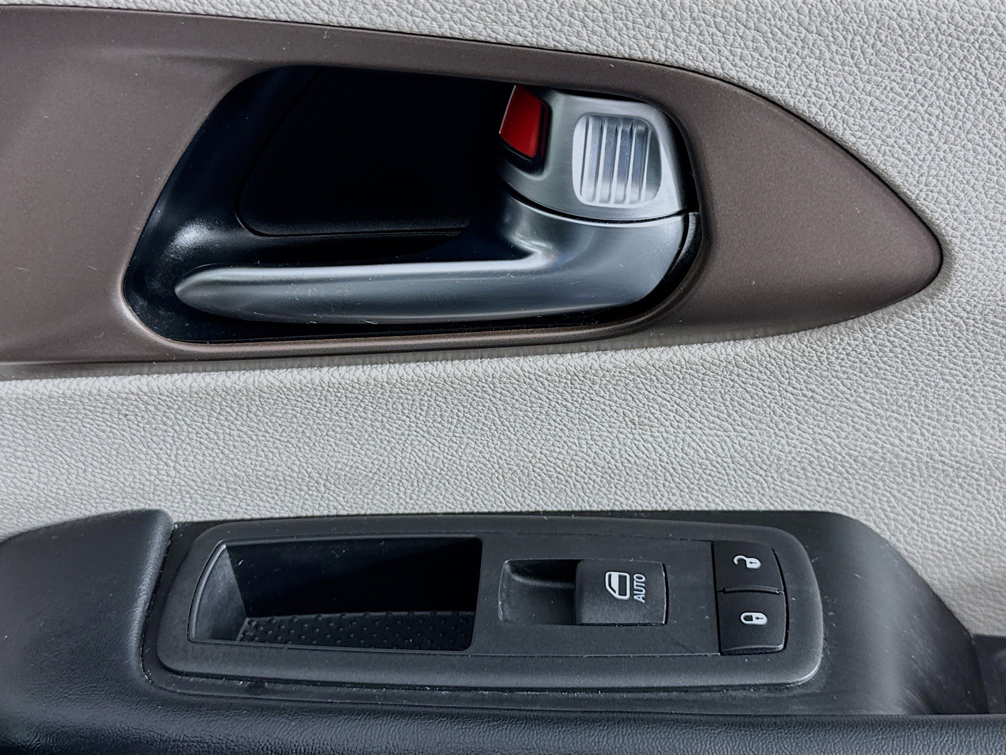 Used 2020 Chrysler Voyager L FWD image 29