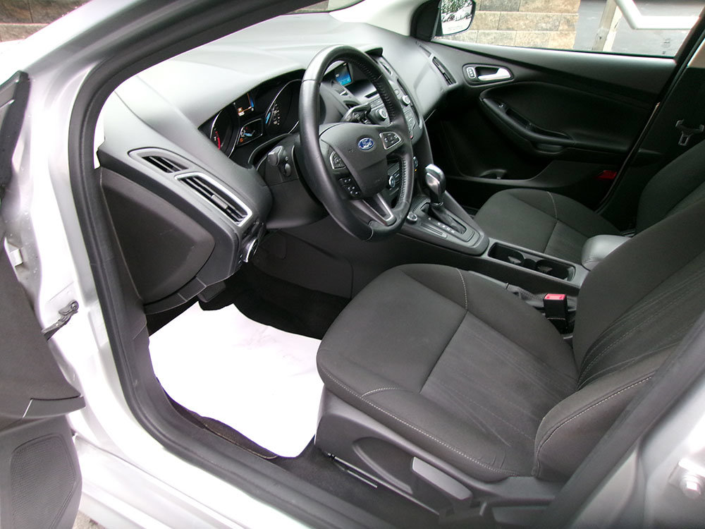 Used 2016 Ford Focus SE w/ SE Sport Package FWD image 13