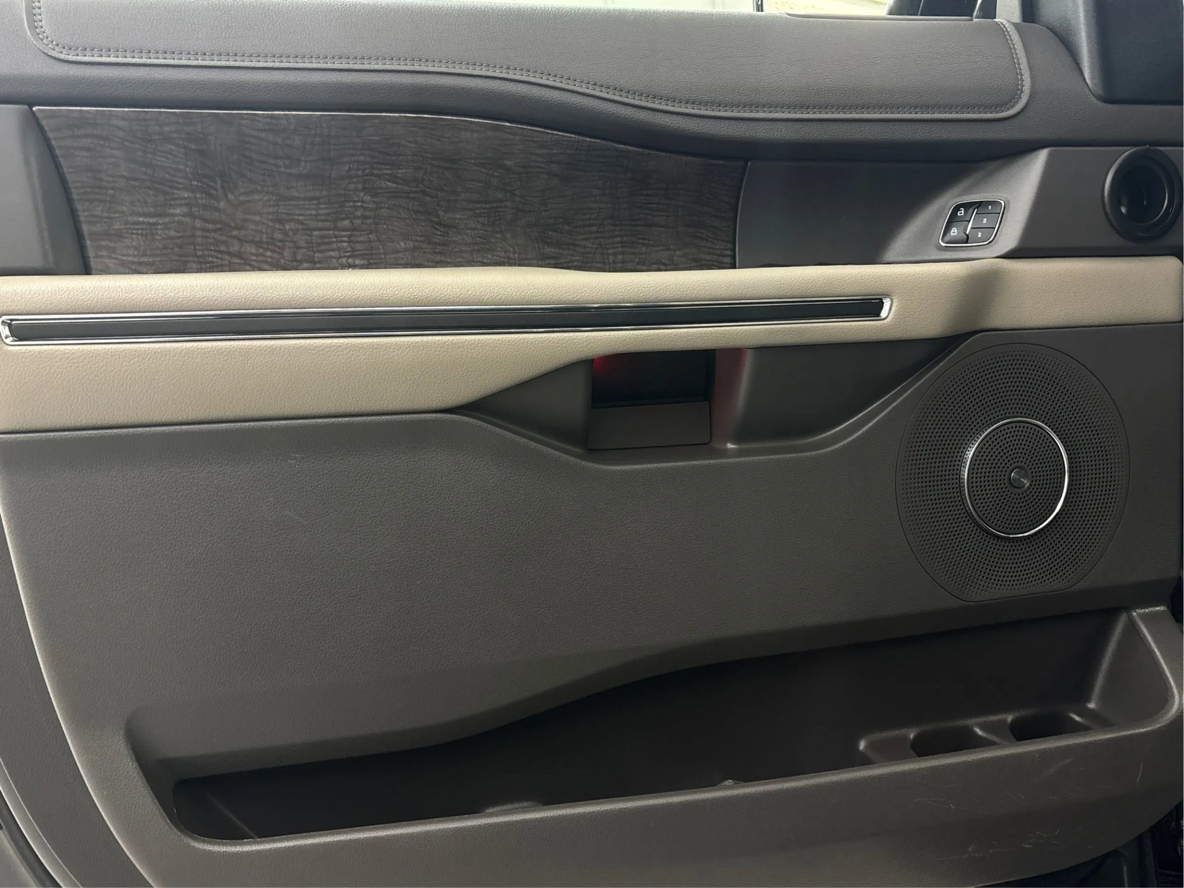 Used 2019 Ford Expedition Limited w/ Equipment Group 301A image 26