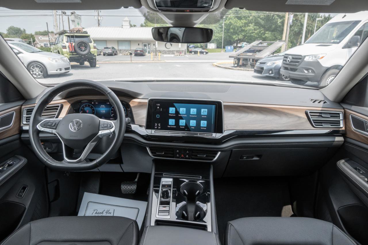 Used 2024 Volkswagen Atlas SE image 2