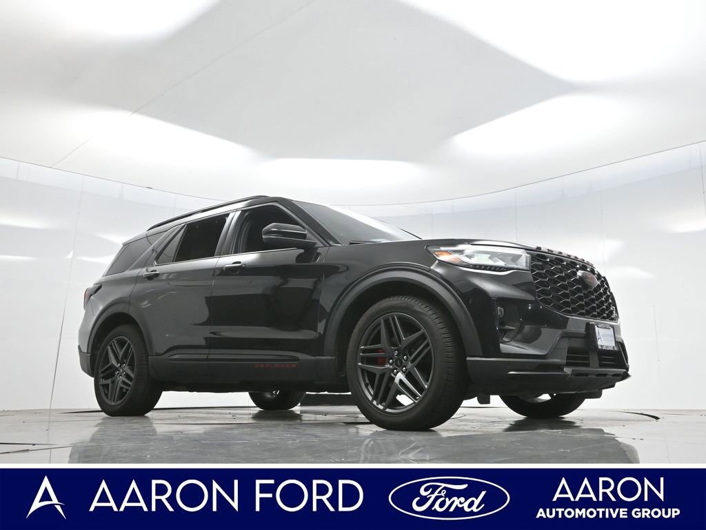 Used 2025 Ford Explorer ST image 3