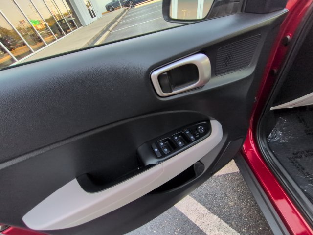Used 2024 Hyundai Venue SEL FWD image 15