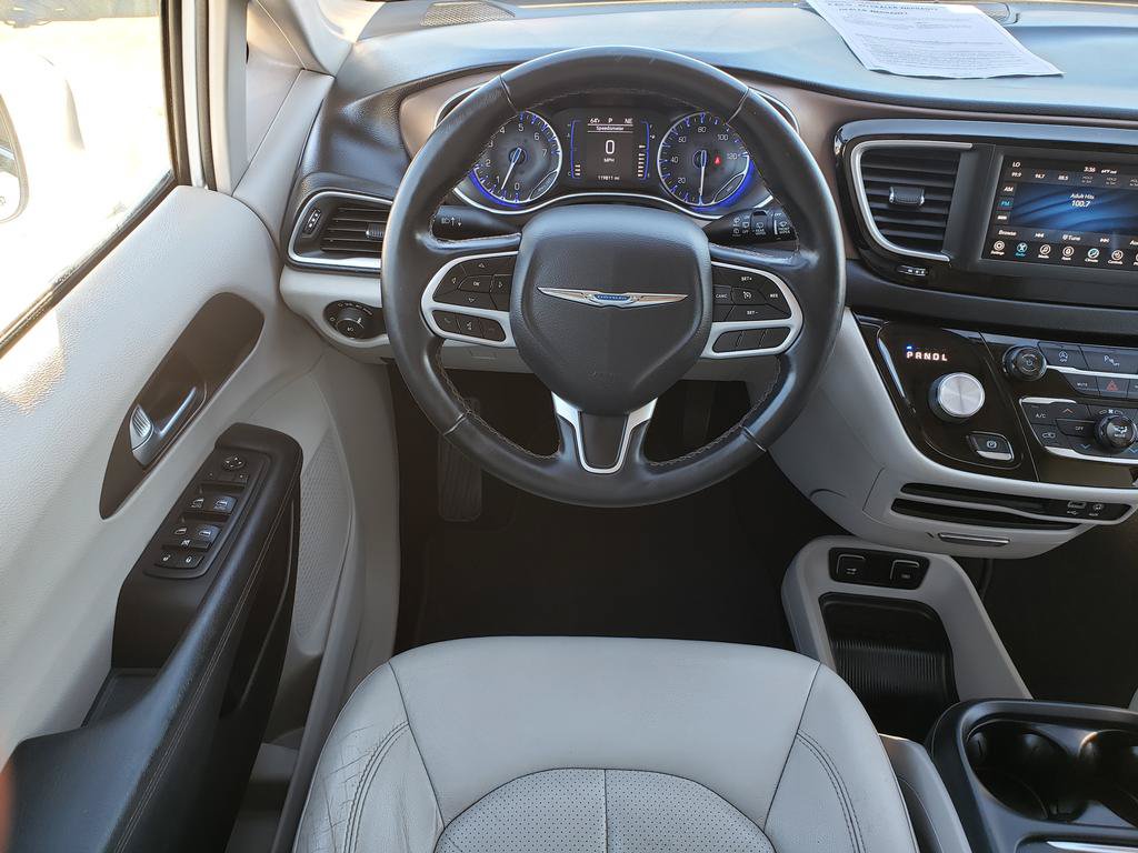 Used 2018 Chrysler Pacifica Touring-L FWD image 16