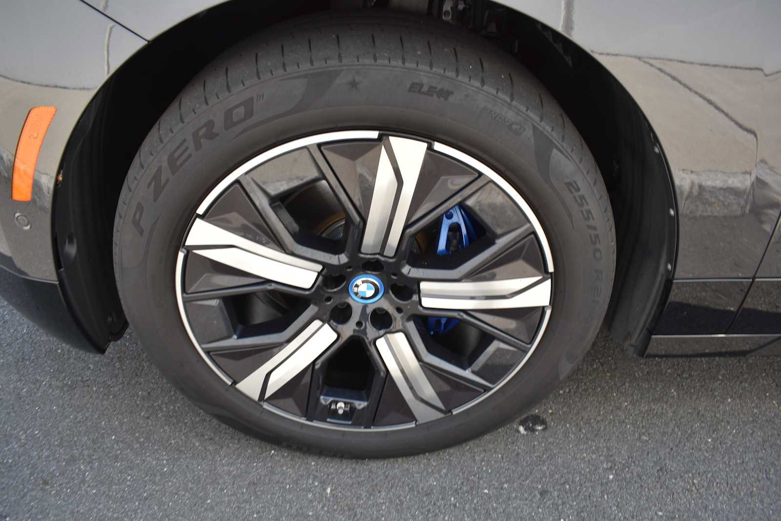 Used 2024 BMW iX xDrive50 w/ Sport Package AWD/4WD image 10