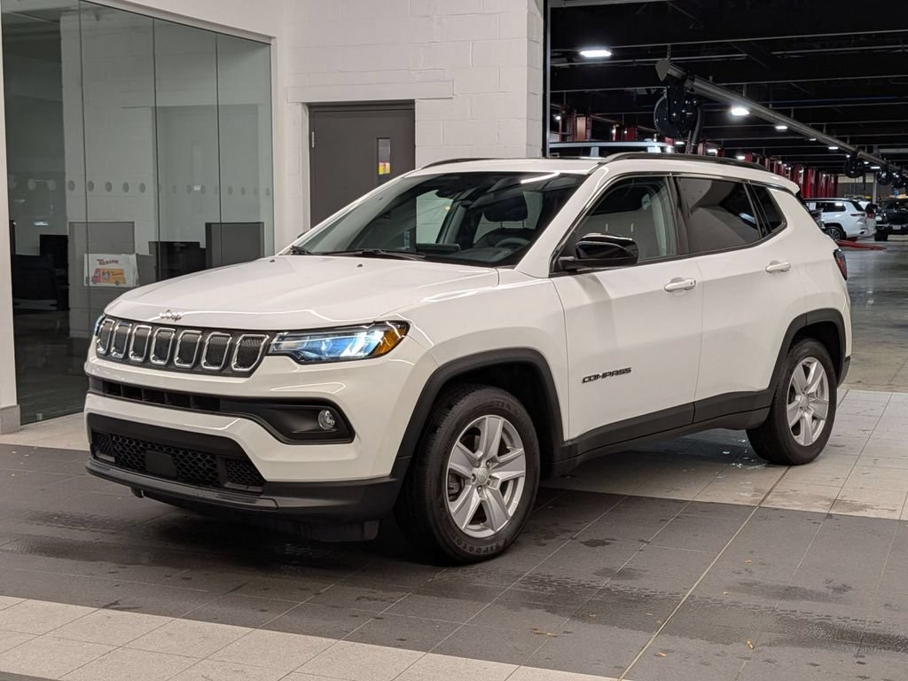 Used 2022 Jeep Compass Latitude w/ Sun and Sound Group FWD image 9