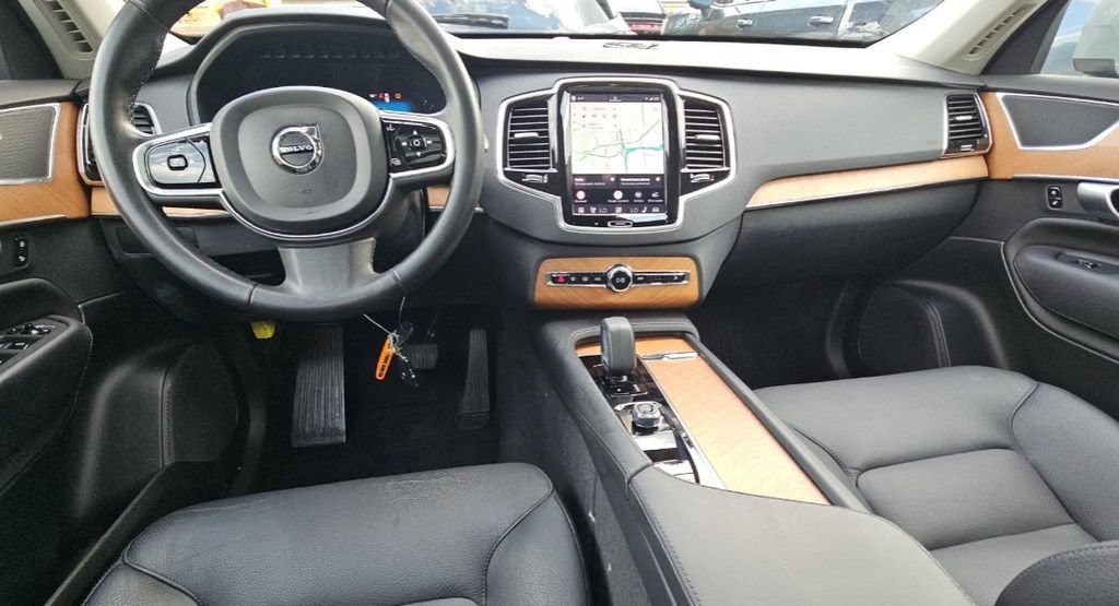 Used 2024 Volvo XC90 B5 Plus AWD/4WD image 7