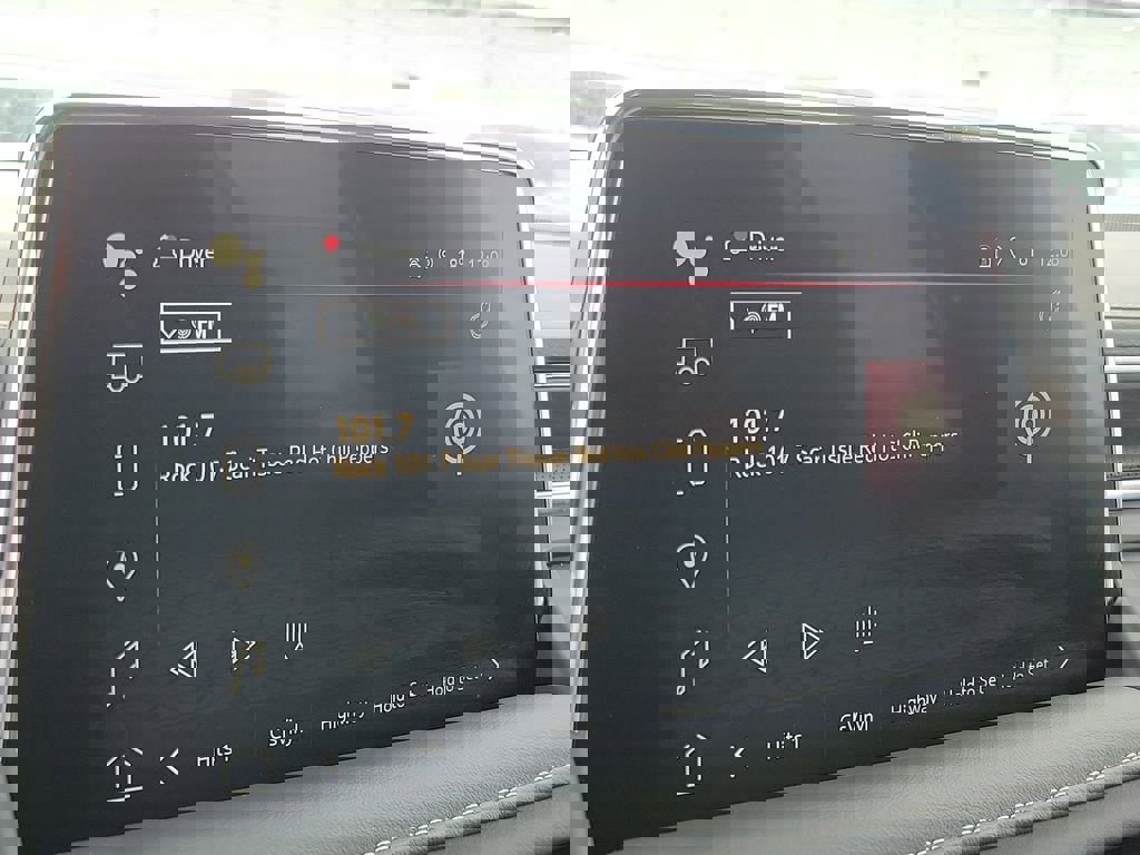 Used 2024 GMC Yukon SLT w/ SLT Luxury Package image 29