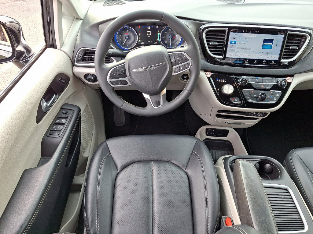Used 2024 Chrysler Pacifica Touring-L image 21