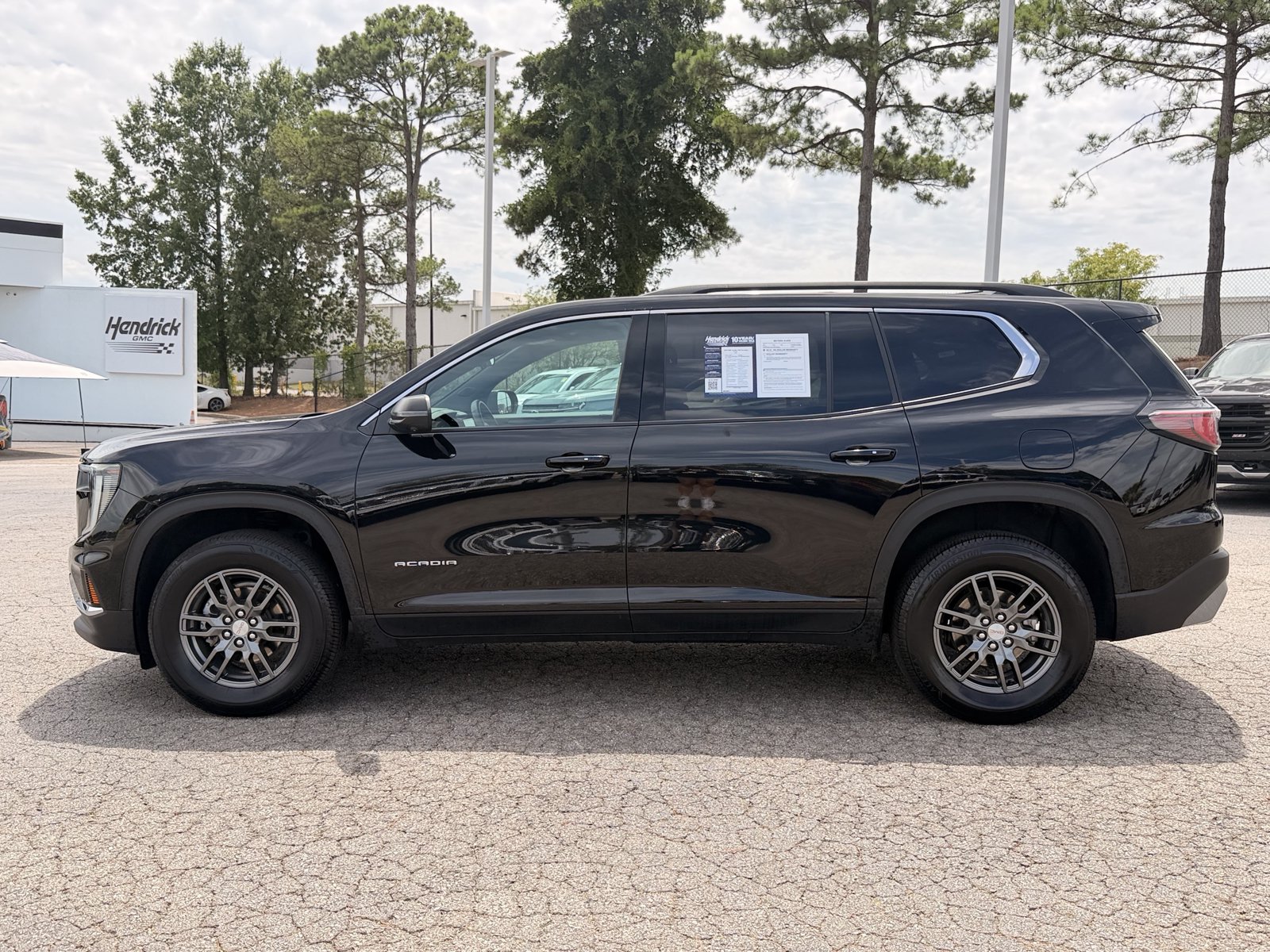 Used 2025 GMC Acadia Elevation FWD image 9