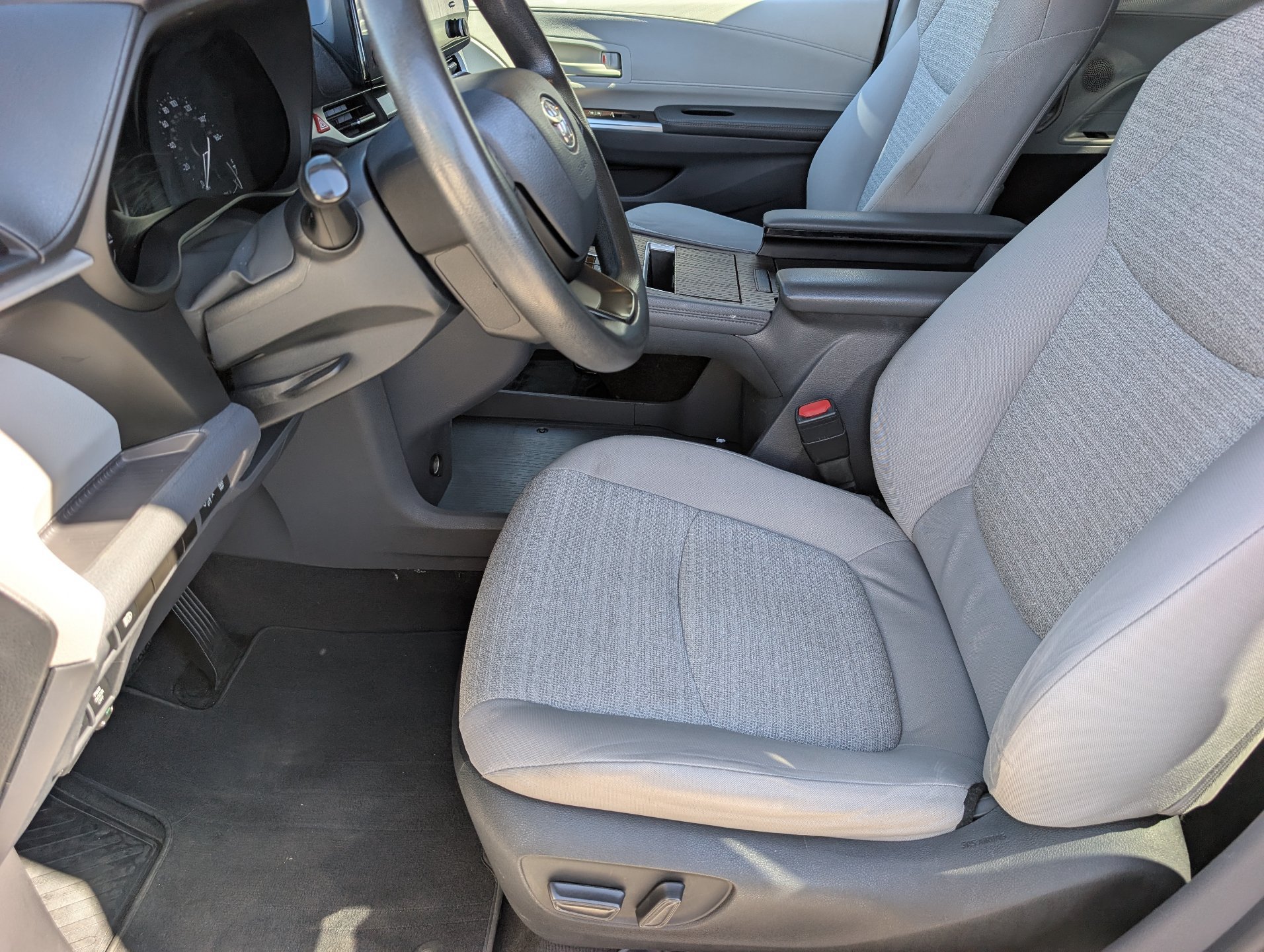 Used 2023 Toyota Sienna LE w/ LE Plus Package FWD image 18