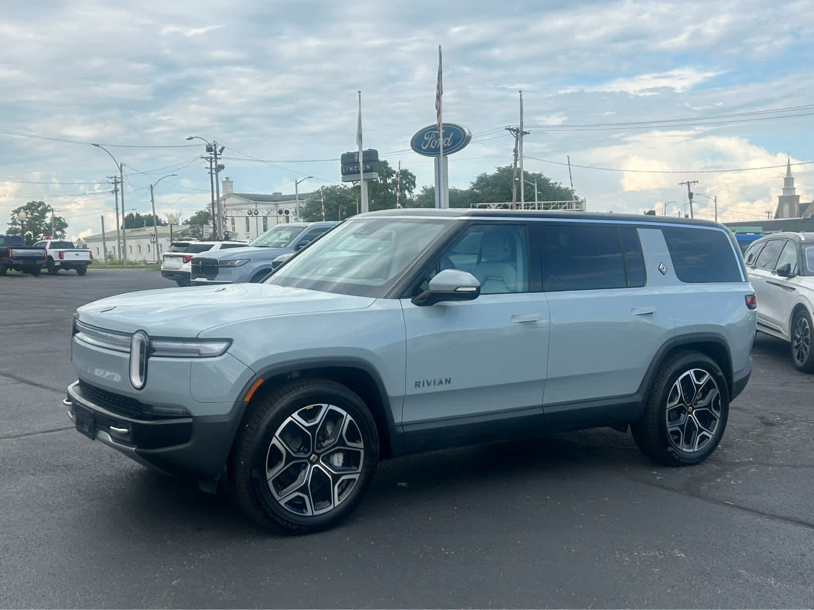 Used 2026 Rivian R1S Adventure AWD/4WD image 2