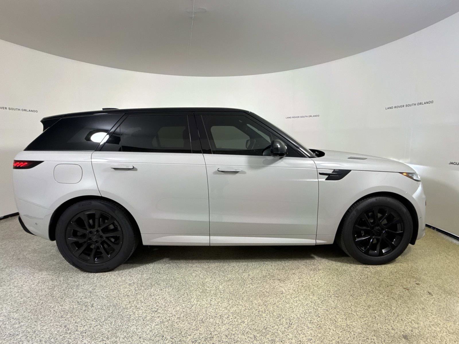 Used 2025 Land Rover Range Rover Sport Dynamic SE AWD/4WD image 6