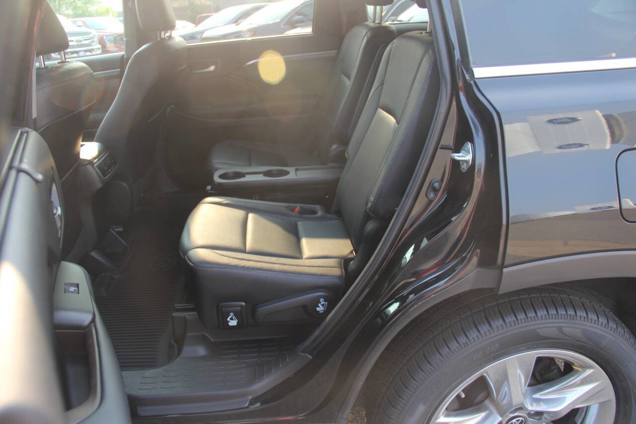 Used 2018 Toyota Highlander Limited AWD 4dr SUV image 16