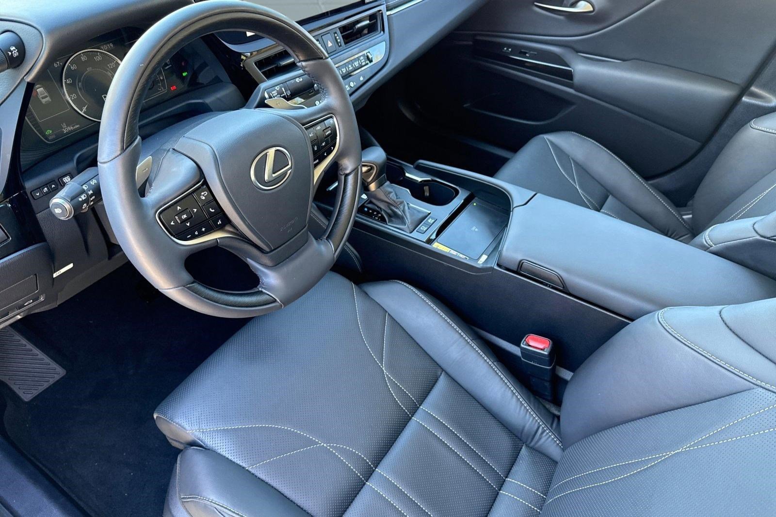 Used 2025 Lexus ES 300h w/ Luxury Package image 4