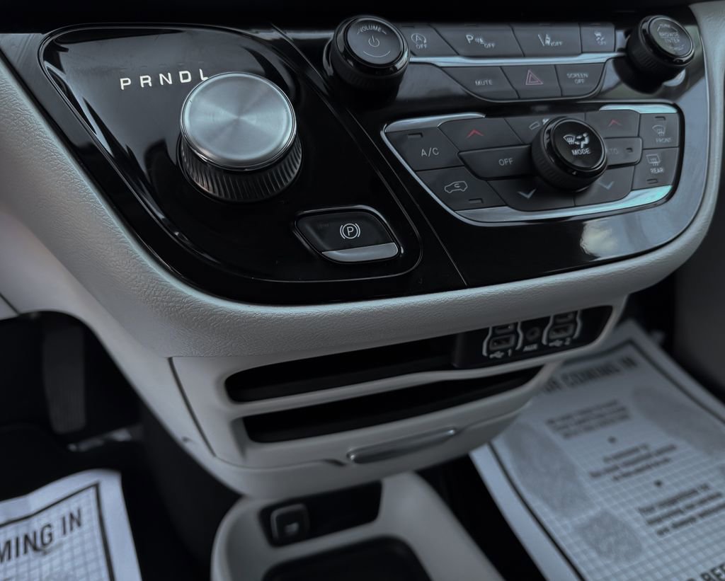 Used 2023 Chrysler Pacifica Touring-L image 29