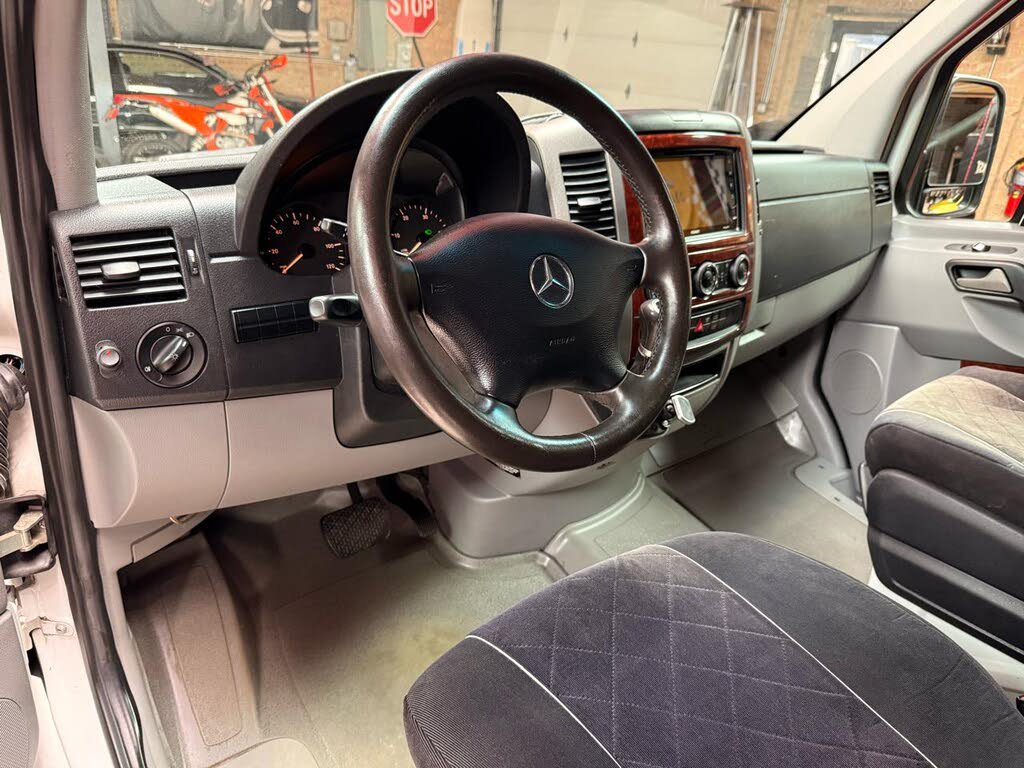 Used 2015 Freightliner Sprinter 2500 RWD image 9