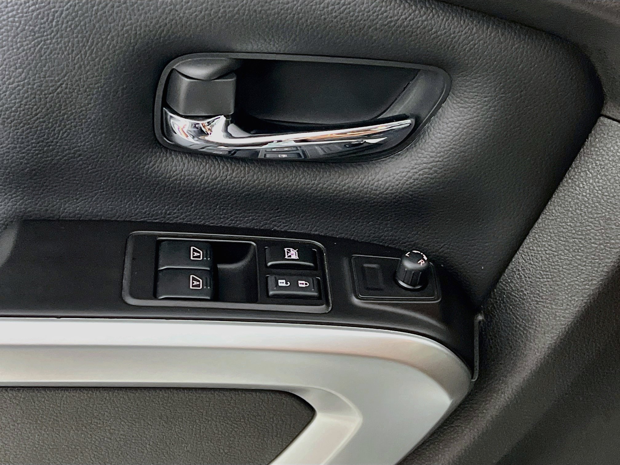 Used 2024 Nissan Titan SV AWD/4WD image 16
