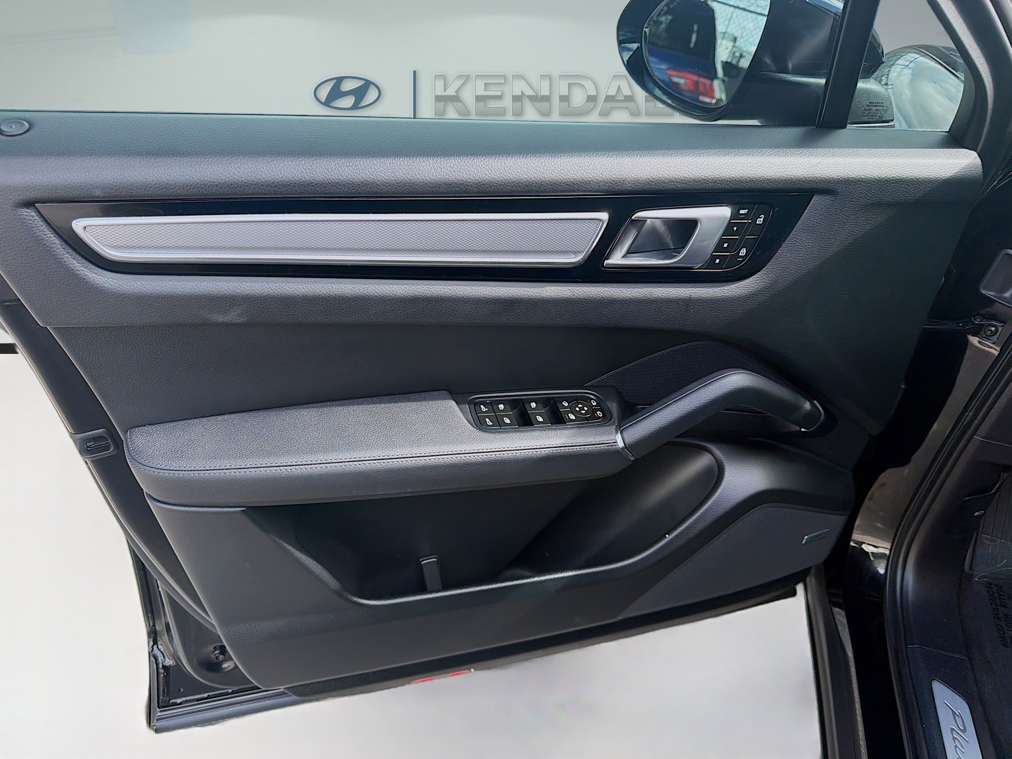 Used 2023 Porsche Cayenne Platinum Edition image 17