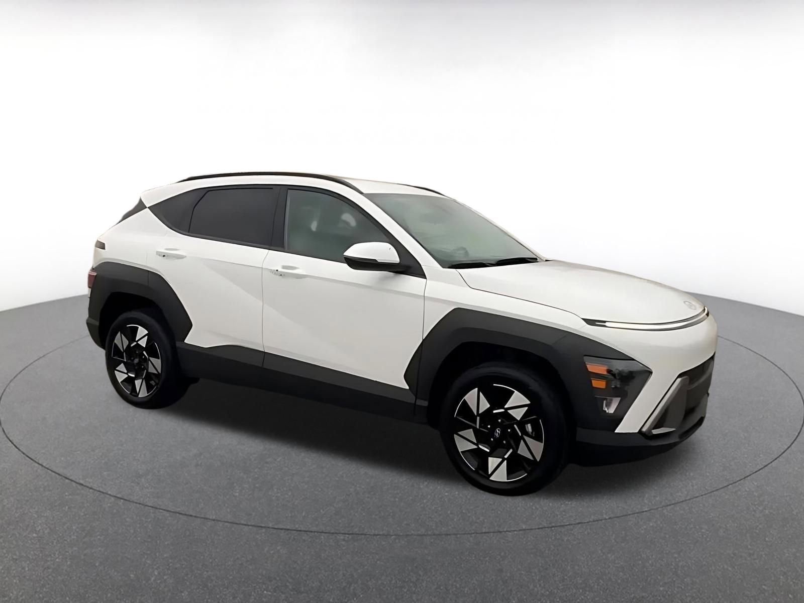 Used 2025 Hyundai Kona SEL image 2