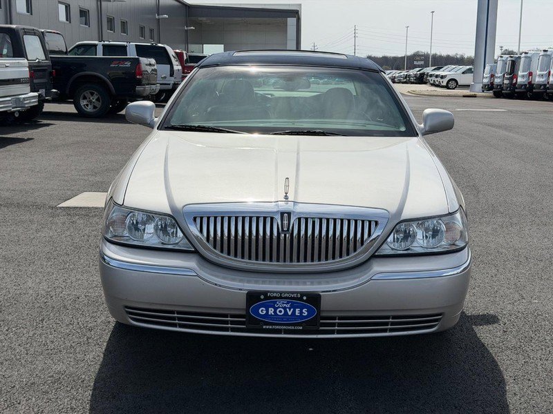 Used 2005 Lincoln Town Car Signature Limited image 2