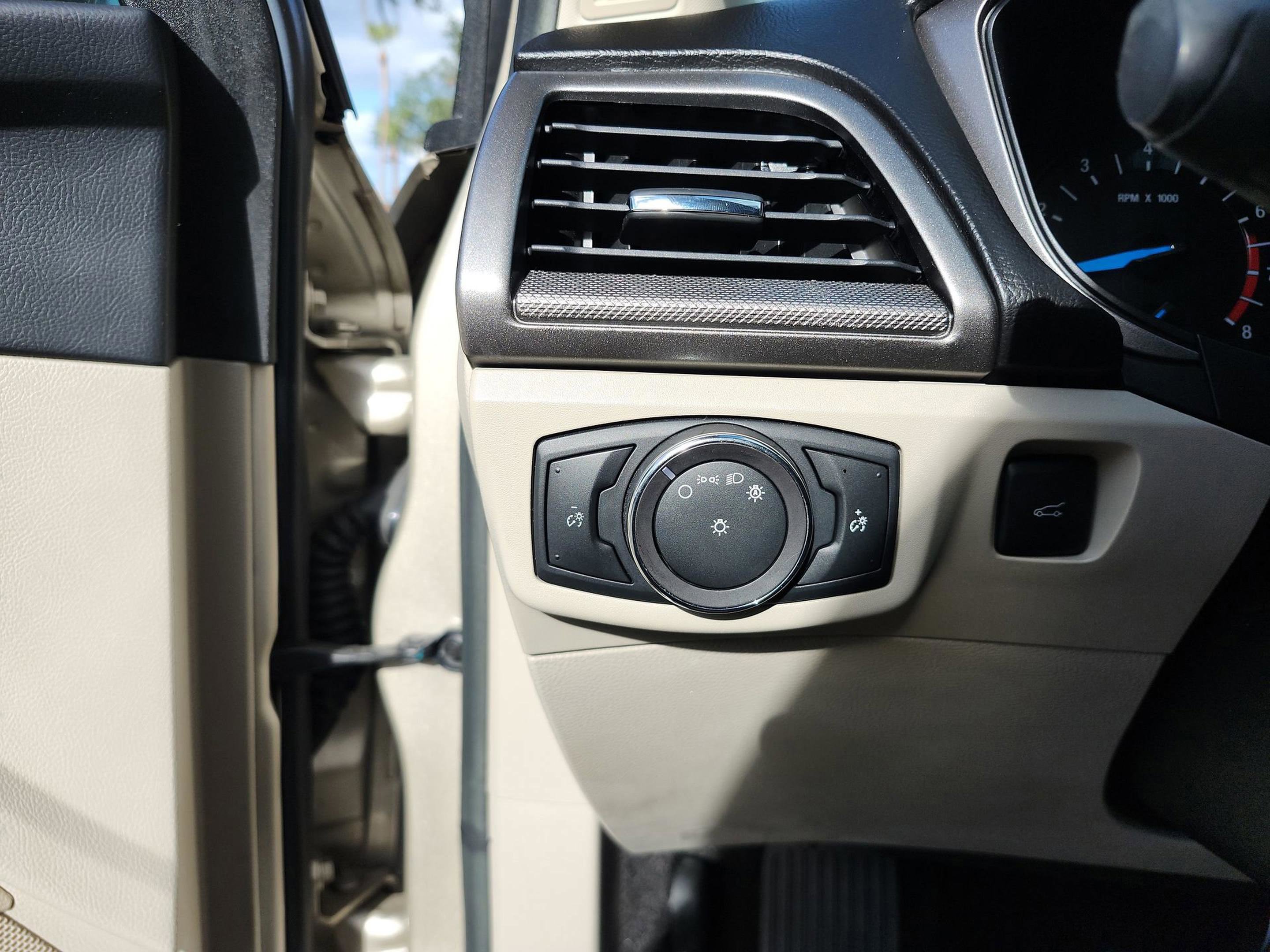 Used 2017 Ford Fusion SE image 12