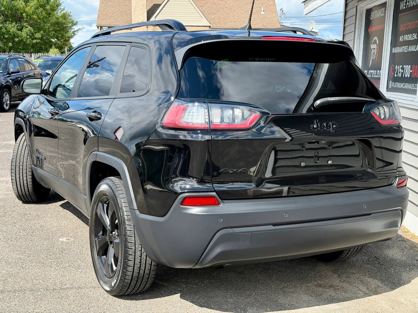 Used 2019 Jeep Cherokee Latitude Plus AWD/4WD image 5