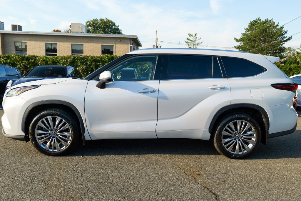 Used 2024 Toyota Highlander Platinum AWD/4WD image 4