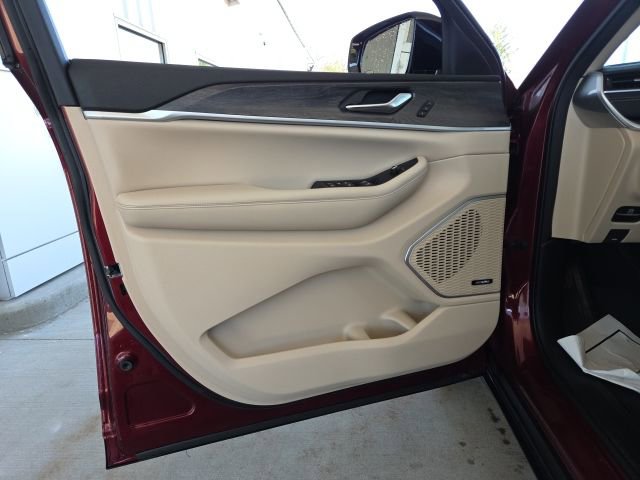 Used 2022 Jeep Grand Cherokee L Limited w/ Luxury Tech Group II image 47