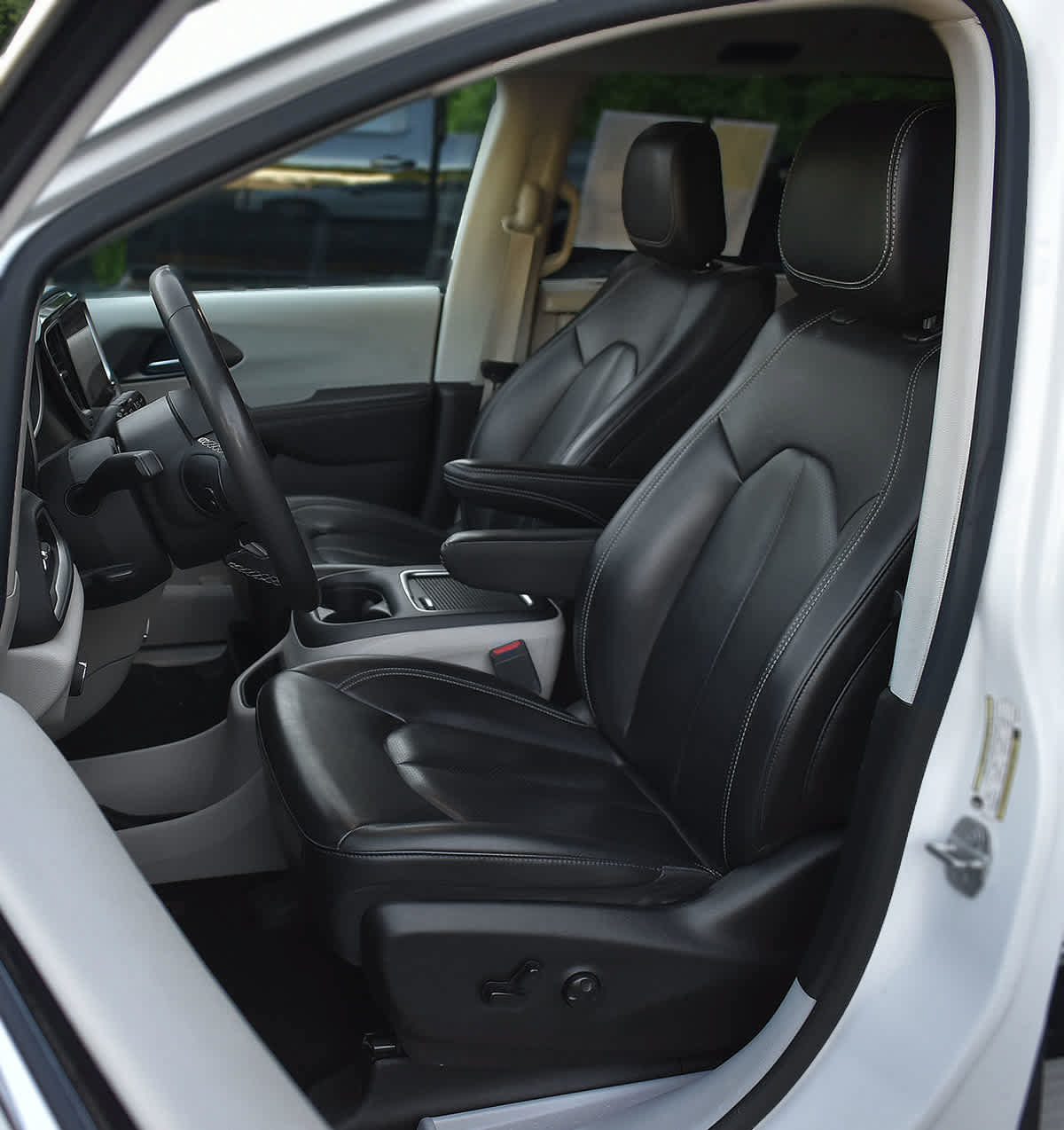 Used 2023 Chrysler Pacifica Touring-L FWD image 8