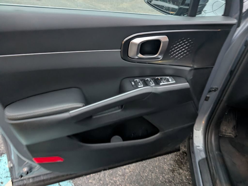 Used 2025 Kia Sorento LX image 14
