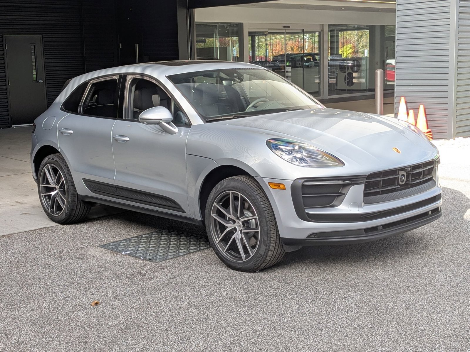 Certified 2026 Porsche Macan AWD/4WD image 7