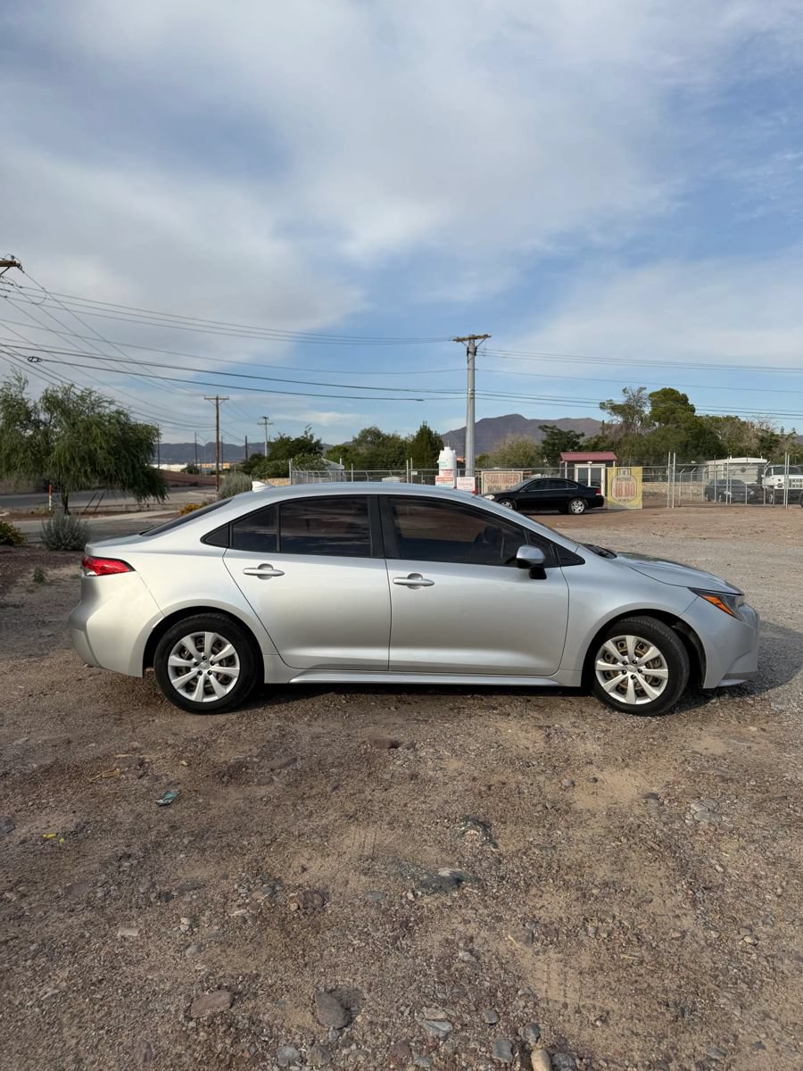Used 2021 Toyota Corolla LE FWD image 2