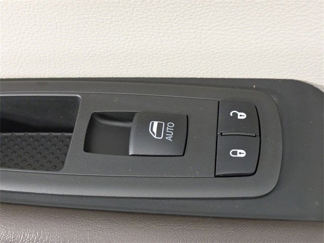 Used 2021 Chrysler Pacifica Touring-L image 41