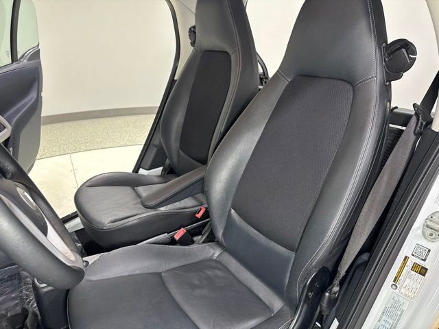 Used 2015 smart fortwo passion w/ Comfort Package RWD image 11