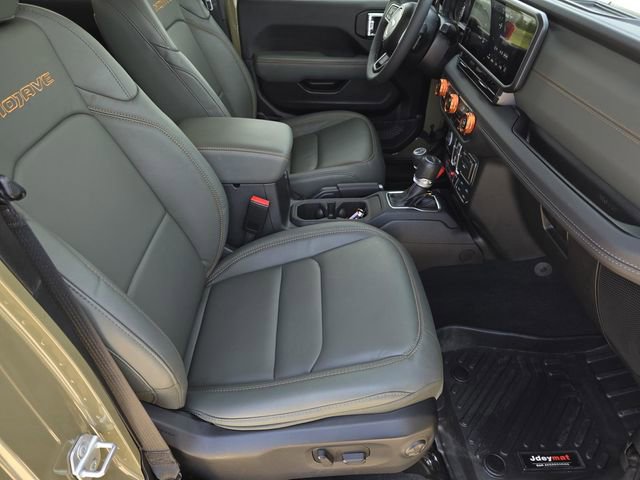 Used 2025 Jeep Gladiator Mojave w/ Convenience Group AWD/4WD image 35