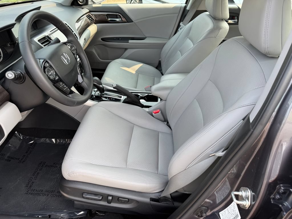Used 2017 Honda Accord Touring image 3