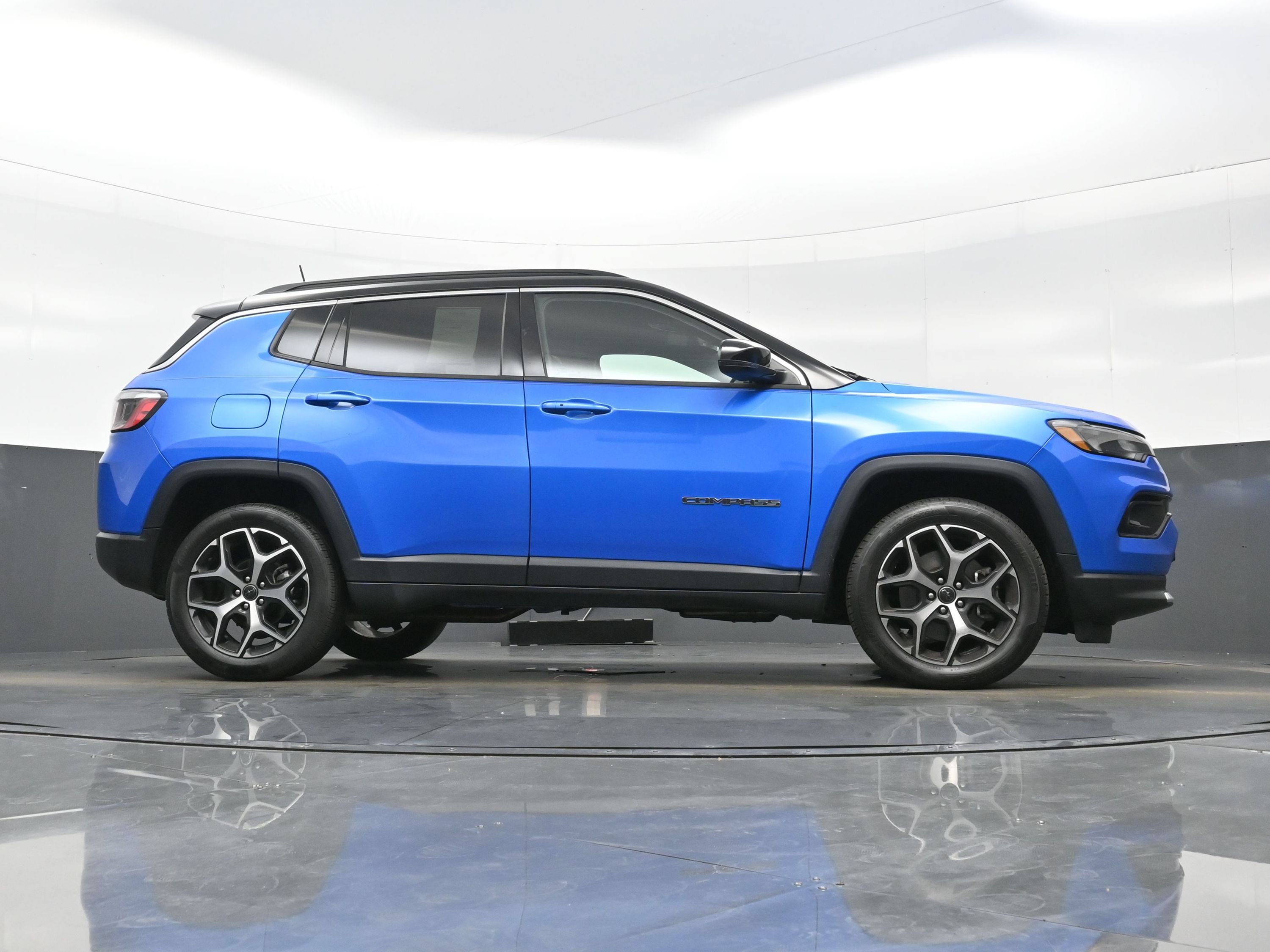 Used 2025 Jeep Compass Limited AWD/4WD image 29