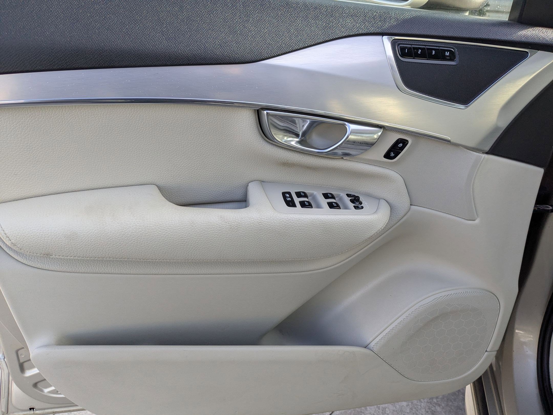 Used 2016 Volvo XC90 T5 Momentum image 13