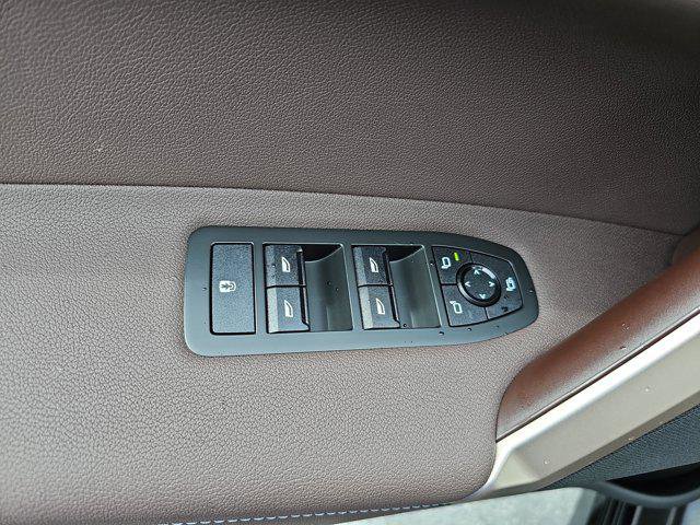 New 2026 BMW iX xDrive60 w/ Premium Package image 28