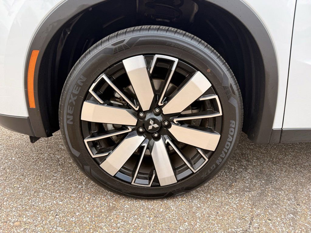 Used 2025 Mitsubishi Outlander SE FWD image 15