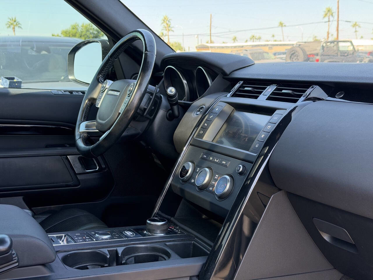 Used 2017 Land Rover Discovery SE image 32