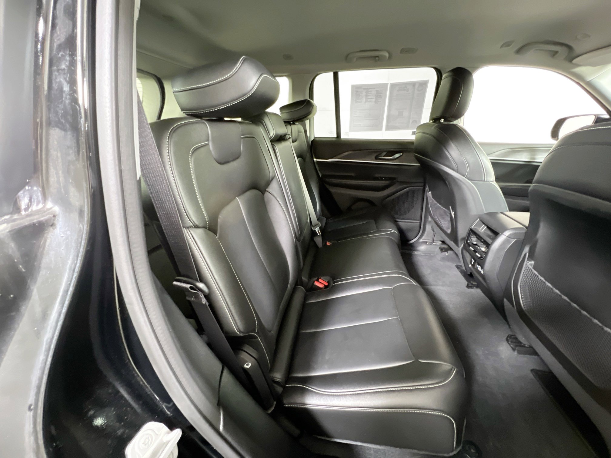 Used 2023 Jeep Grand Cherokee Limited w/ Black Appearance Package image 25