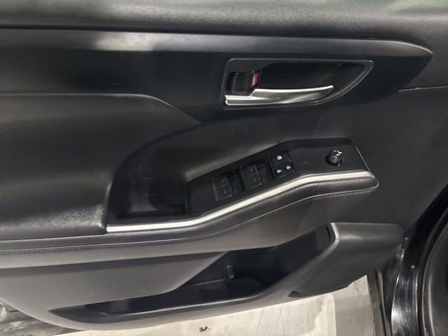 Used 2021 Toyota Highlander XLE AWD/4WD image 11