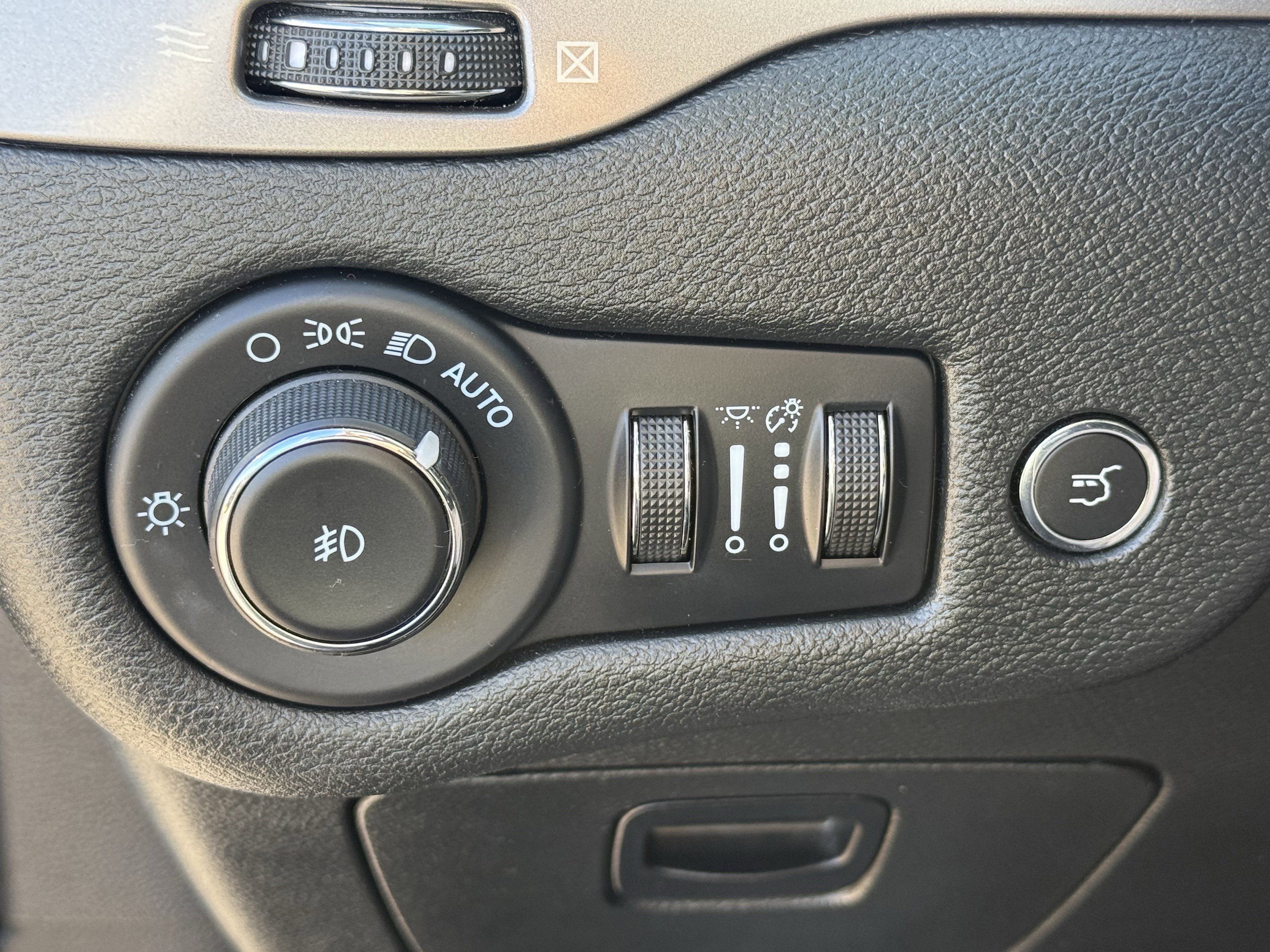 Used 2022 Jeep Cherokee Limited image 26