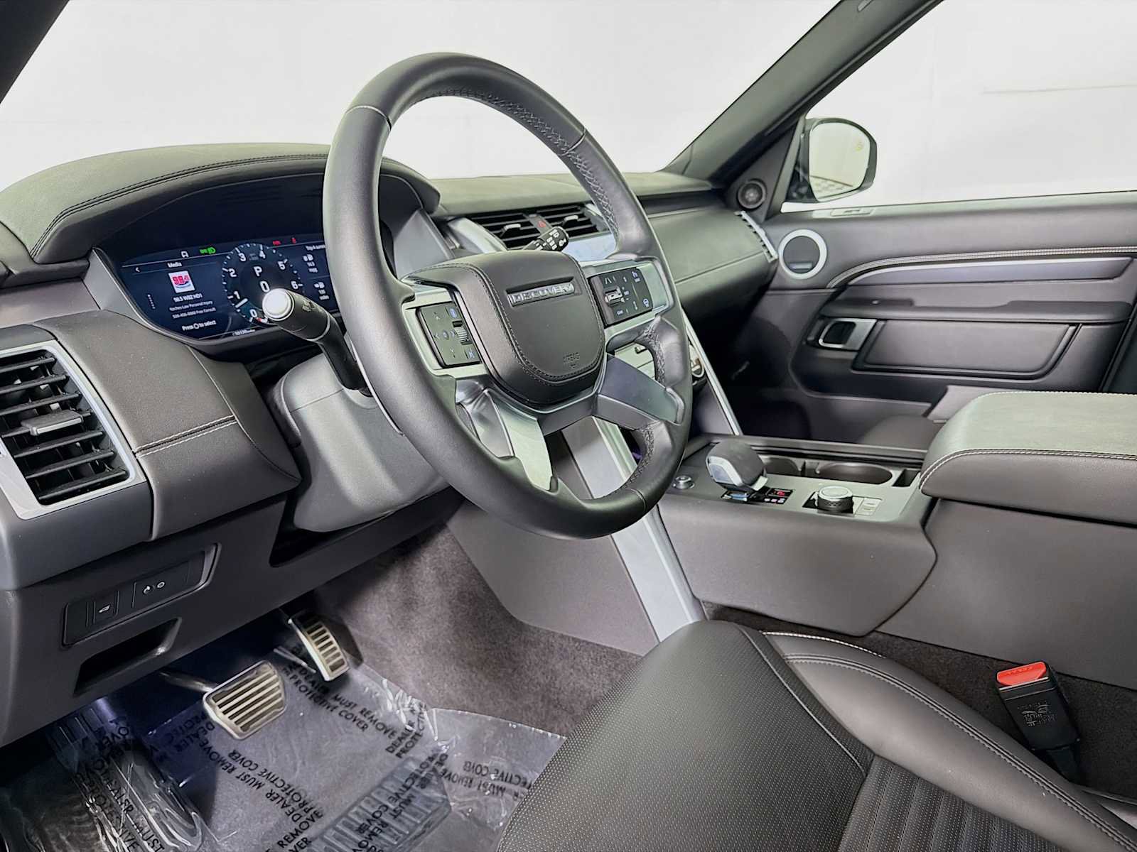 Used 2025 Land Rover Discovery Metropolitan Edition image 9