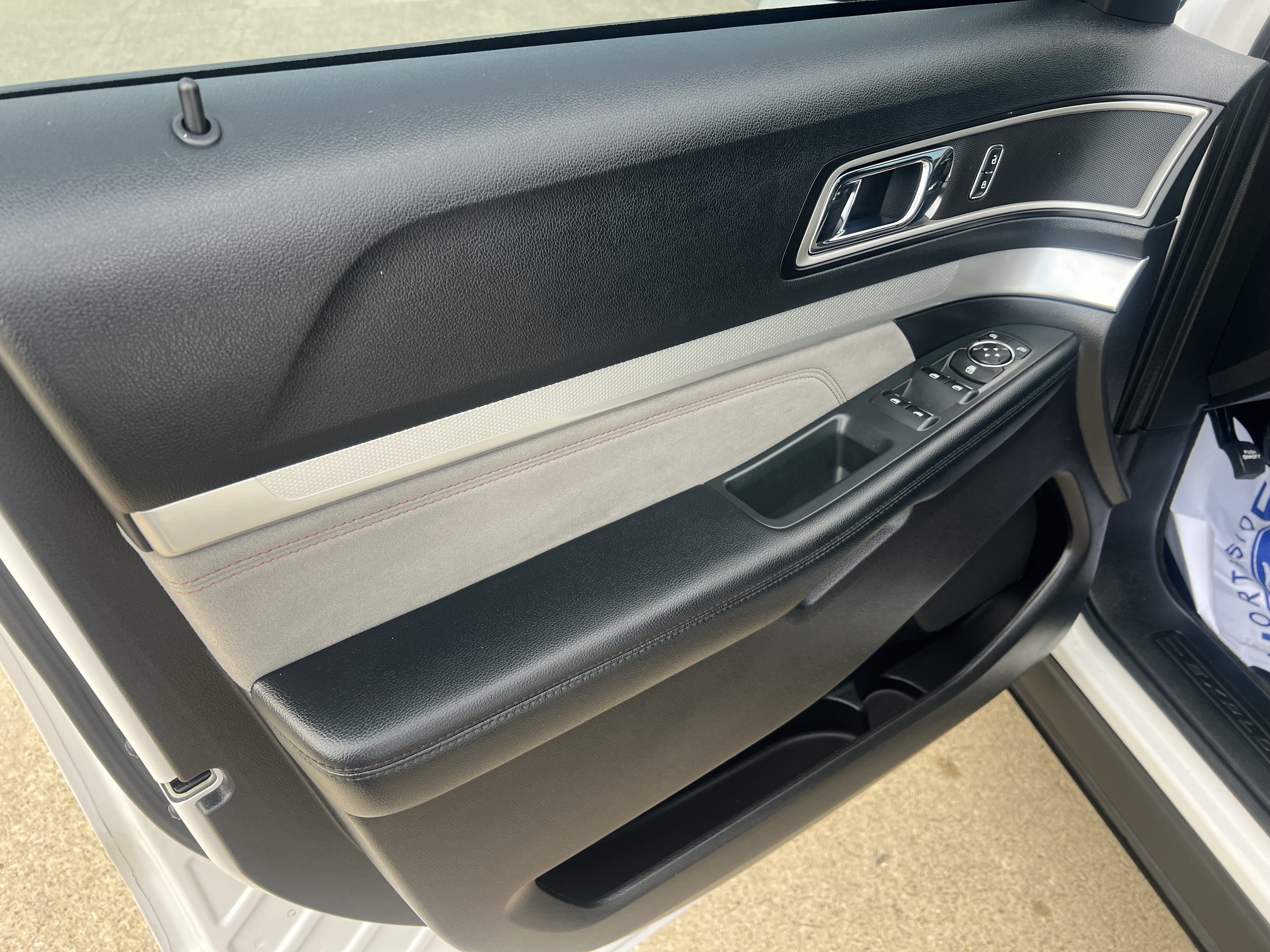 Used 2017 Ford Explorer XLT w/ Equipment Group 202A FWD image 14