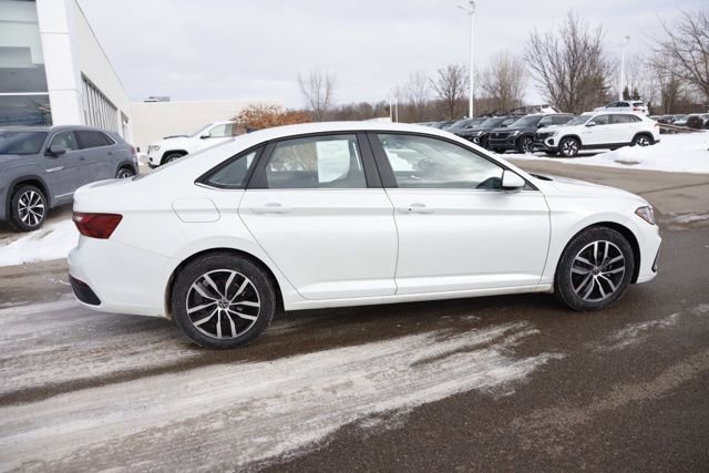 Used 2025 Volkswagen Jetta SE image 2